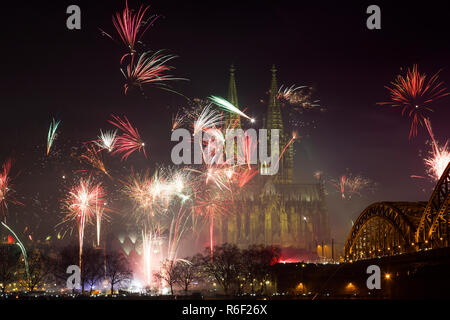 Silvester Feuerwerk in der Nähe der Kathedrale in Köln, Deutschland Stockfoto