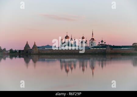 Blick auf solovetsky Kloster im Sommer Sonnenaufgang Stockfoto