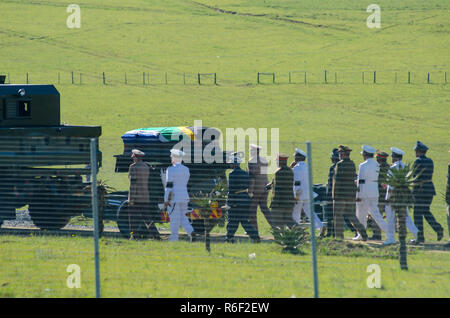 Der Sarg, die ehemaligen Präsidenten Nelson Mandela kommt für seine Beerdigung auf dem Bauernhof der Familie in Qunu, östliches Kap, Südafrika, 15. Dezember 2013. Mandela starb am 5. Dezember 2013. Foto: EVA-LOTTA JANSSON Stockfoto