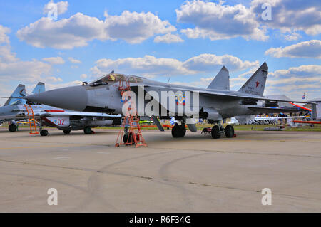 Moskau, Russland - 23 AUG 2015: interceptor Flugzeuge MiG-31 Foxhound am 12. MAKS-2015 Internationalen Luft- und Raumfahrtmesse am 28. August 20 Stockfoto