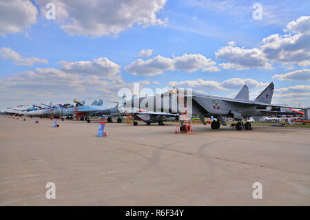 Moskau, Russland - 23 AUG 2015: interceptor Flugzeuge MiG-31 Foxhound am 12. MAKS-2015 Internationalen Luft- und Raumfahrtmesse am 28. August 20 Stockfoto