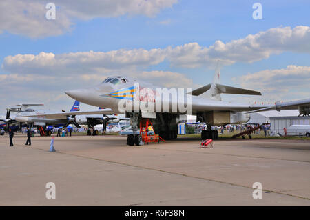 Moskau, Russland - 23 AUG 2015: Schwere strategische Bomber Tu-160 Blackjack am 12. MAKS-2015 Internationalen Luft- und Raumfahrtmesse am 28. August vorgelegt wurde, Stockfoto