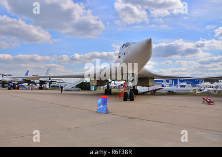 Moskau, Russland - 23 AUG 2015: Schwere strategische Bomber Tu-160 Blackjack am 12. MAKS-2015 Internationalen Luft- und Raumfahrtmesse am 28. August vorgelegt wurde, Stockfoto