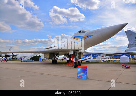 Moskau, Russland - 23 AUG 2015: Schwere strategische Bomber Tu-160 Blackjack am 12. MAKS-2015 Internationalen Luft- und Raumfahrtmesse am 28. August vorgelegt wurde, Stockfoto