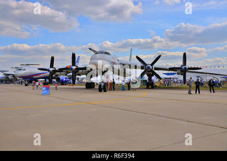 Moskau, Russland - 23 AUG 2015: Strategischer Bomber Tu-95 Bear präsentiert auf der 12. MAKS-2015 Internationalen Luft- und Raumfahrtmesse am 28. August 2015 in Mos Stockfoto