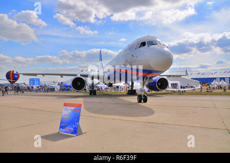 Moskau, Russland - 23 AUG 2015: Passenger Jet Tu-214 am 12. MAKS-2015 Internationalen Luft- und Raumfahrtmesse am 28. August 2015 in Moskau, Ru Stockfoto