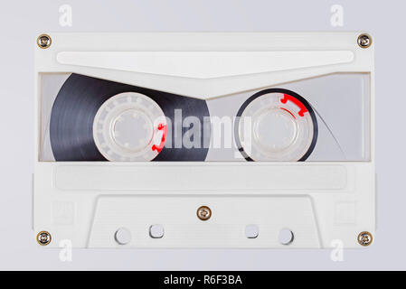 Retro weiß transparent Audio Tape auf weißem Hintergrund Stockfoto