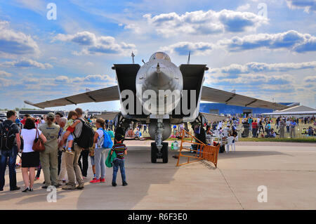 Moskau, Russland - 23 AUG 2015: Supersonic Abfangjäger MiG-25 Foxbat präsentiert auf der 12. MAKS-2015 Internationalen Luft- und Raumfahrtmesse am 28. August, 20. Stockfoto