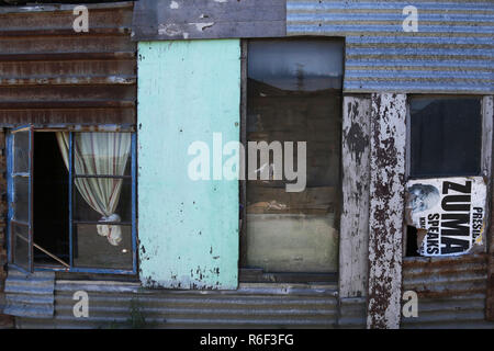 Kapstadt Südafrika 24. Dezember 2013 eine Hütte in Gugulethu 15 km von Kapstadt mit dem Südafrikanischen X Präsident Jacob Zuma. Stockfoto