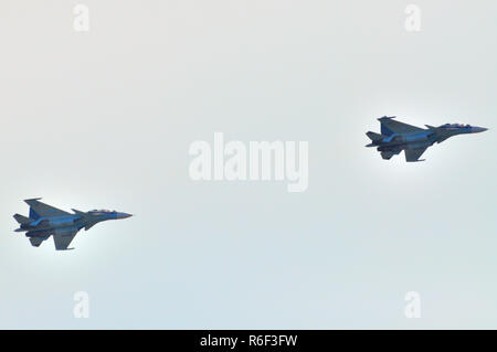 Moskau, Russland - 23 AUG 2015: Aerobatic display Team "Falken von Russland' auf Su-34 auf der 12 MAKS-2015 Internationale Luft- und Raumfahrt zeigen Am 2. August Stockfoto