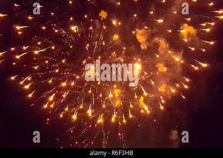 Festliche Grüße in den Nachthimmel. Explosionen von Feuerwerk Stockfoto