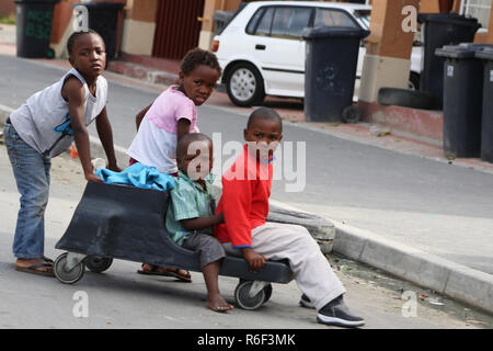 Kapstadt Südafrika 28 Dez 2013 Kinder spielen draußen ein Haus in Kapstadt, Südafrika. Stockfoto