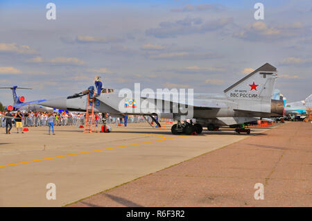 Moskau, Russland - 23 AUG 2015: interceptor Flugzeuge MiG-31 Foxhound am 12. MAKS-2015 Internationalen Luft- und Raumfahrtmesse am 28. August 20 Stockfoto