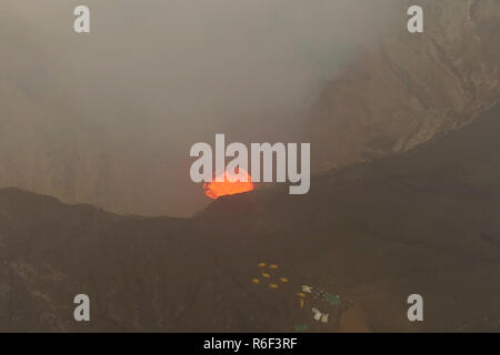 Mund der Vulkan mit Magma. Geschmolzenes Magma in die Schnauze Stockfoto