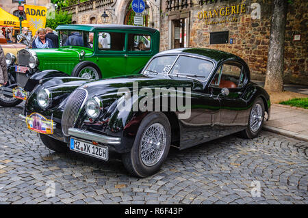 FULDA, Deutschland - Mai 2013: Jaguar XK 120 Sportcoupé retro Auto am 9. Mai 2013 in Fulda, Deutschland Stockfoto