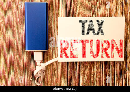Konzeptionelle Hand schreiben Bildunterschrift inspiration Übersicht Steuererklärung. Business Konzept für Buchhaltung Geld zurück auf Haftnotiz alte Holz Hintergrund mit Power Bank geschrieben Stockfoto