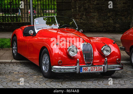 FULDA, Deutschland - Mai 2013: Jaguar XK 120 Roadster und Jurist retro Auto am 9. Mai 2013 in Fulda, Deutschland Stockfoto