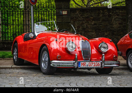 FULDA, Deutschland - Mai 2013: Jaguar XK 120 Roadster und Jurist retro Auto am 9. Mai 2013 in Fulda, Deutschland Stockfoto