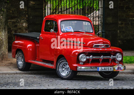 FULDA, Deutschland - Mai 2013: Ford F100 Pick-up retro Auto am 9. Mai 2013 in Fulda, Deutschland Stockfoto