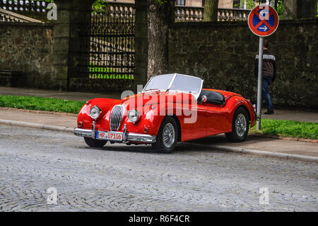 FULDA, Deutschland - Mai 2013: Jaguar XK 120 Roadster und Jurist retro Auto am 9. Mai 2013 in Fulda, Deutschland Stockfoto