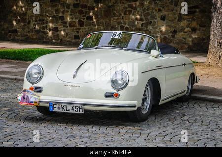 FULDA, Deutschland - Mai 2013: Porsche 356 Cabrio luxus Sport retro Auto am 9. Mai 2013 in Fulda, Deutschland Stockfoto