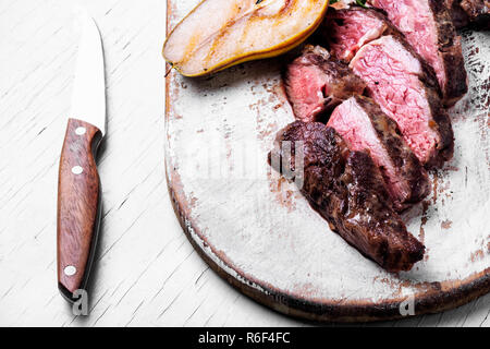 Geröstet geschnitten Grill Steak auf Holz Schneidebrett Stockfoto