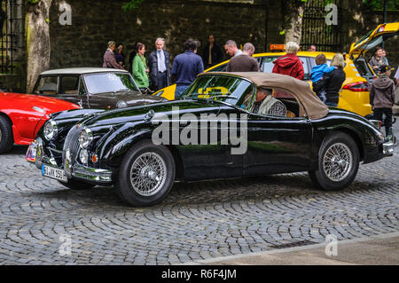 FULDA, Deutschland - Mai 2013: Jaguar XK 140 Sport cabrio Roadster retro Auto am 9. Mai 2013 in Fulda, Deutschland Stockfoto