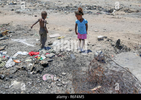 Kapstadt Südafrika 30. Dez 2013 Kinder von informellen Siedlungen in Valhalla Park, Kapstadt nach einem verheerenden Brand, der linken 1400 Menschen obdachlos. Stockfoto