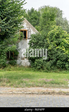 Giebel eines alten, grauen unbewohnten Haus auf dem Land Stockfoto