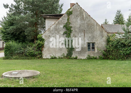 Giebel eines alten, grauen unbewohnten Haus auf dem Land Stockfoto