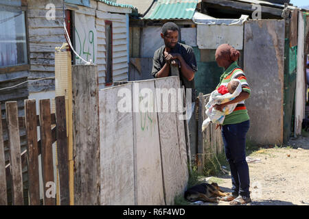 Kapstadt Südafrika 30. Dez 2013 Bewohner der informellen Siedlung in Valhalla Park, Kapstadt, Südafrika. Stockfoto