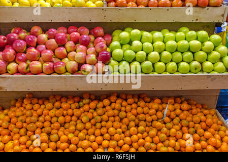 Mandarinen und Äpfel zum Verkauf auf einem Markt in Chile Stockfoto