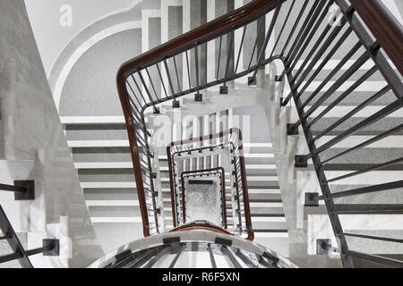 Blick auf die Treppe von oben. 21 Soho Square, London, Vereinigtes Königreich. Architekt: Buckley Gray Yeoman, 2018. Stockfoto