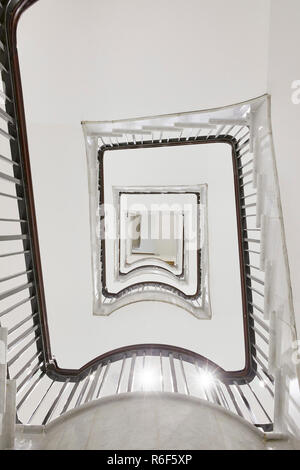 Blick auf die Treppe von unten. 21 Soho Square, London, Vereinigtes Königreich. Architekt: Buckley Gray Yeoman, 2018. Stockfoto
