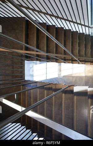 Blick auf die Treppe von oben. 21 Soho Square, London, Vereinigtes Königreich. Architekt: Buckley Gray Yeoman, 2018. Stockfoto