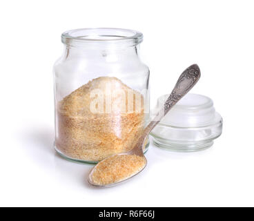 Gelatine oder Gelatine im Glas. Auf weissem Hintergrund. Stockfoto