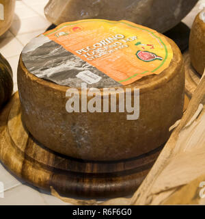 Platz, in der Nähe des Rades der traditionellen Pecorino in Italien. Stockfoto