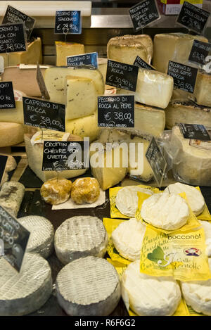 Vertikale Ansicht von einem Chiller Schrank voll von verschiedenen toskanischen Käse. Stockfoto