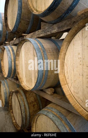 Vertikale in der Nähe der Eiche Fässern auf einem Weingut. Stockfoto