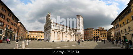 Horizontale Panoramablick auf die Kirche San Michele in Foro in Lucca, Toskana. Stockfoto