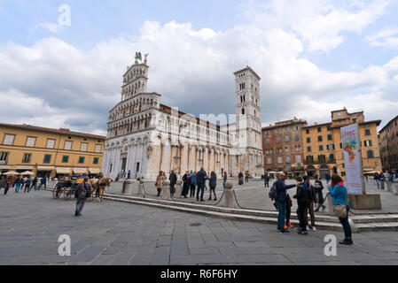 Horizontale Blick auf die Kirche von San Michele in Foro in Lucca, Toskana. Stockfoto