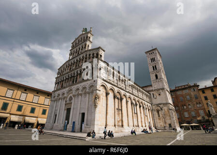 Horizontale Blick auf die Kirche von San Michele in Foro in Lucca, Toskana. Stockfoto