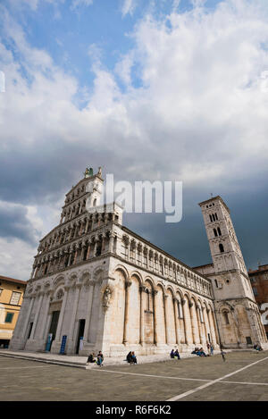 Vertikale Ansicht der Chiesa di San Michele in Lucca, Toskana. Stockfoto