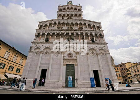 Horizontale Blick auf die Kirche von San Michele in Foro in Lucca, Toskana. Stockfoto