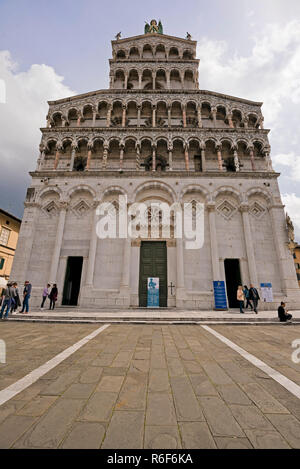 Vertikale Ansicht der Chiesa di San Michele in Lucca, Toskana. Stockfoto