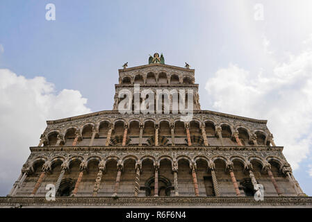 Horizontale Ansicht der Vorderseite der Chiesa di San Michele in Lucca, Toskana. Stockfoto