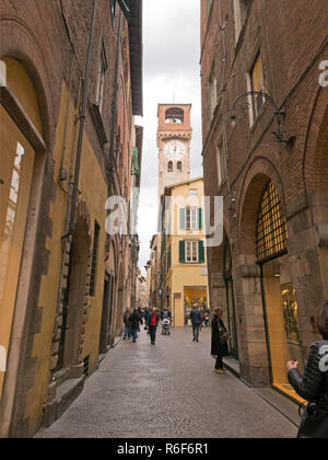 Vertikale Ansicht des Torre delle Ore in Lucca, Toskana. Stockfoto