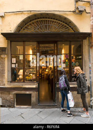 Vertikale Ansicht von Touristen in einem Schaufenster in Lucca, Toskana suchen. Stockfoto