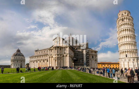 Horizontale Panoramablick auf den Platz der Wunder, einschließlich den Schiefen Turm, den Dom und das Bapistery in Pisa, Toskana. Stockfoto