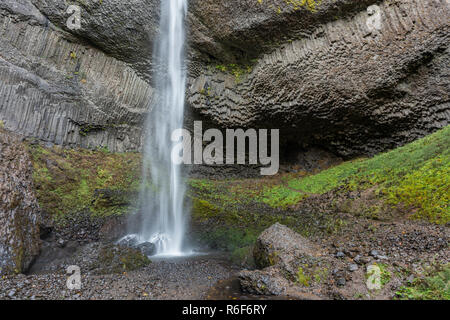 Multnomah Falls, 630 Fuß in der Höhe, Herbst, Multnomah County, USA, von Dominique Braud/Dembinsky Foto Assoc Stockfoto